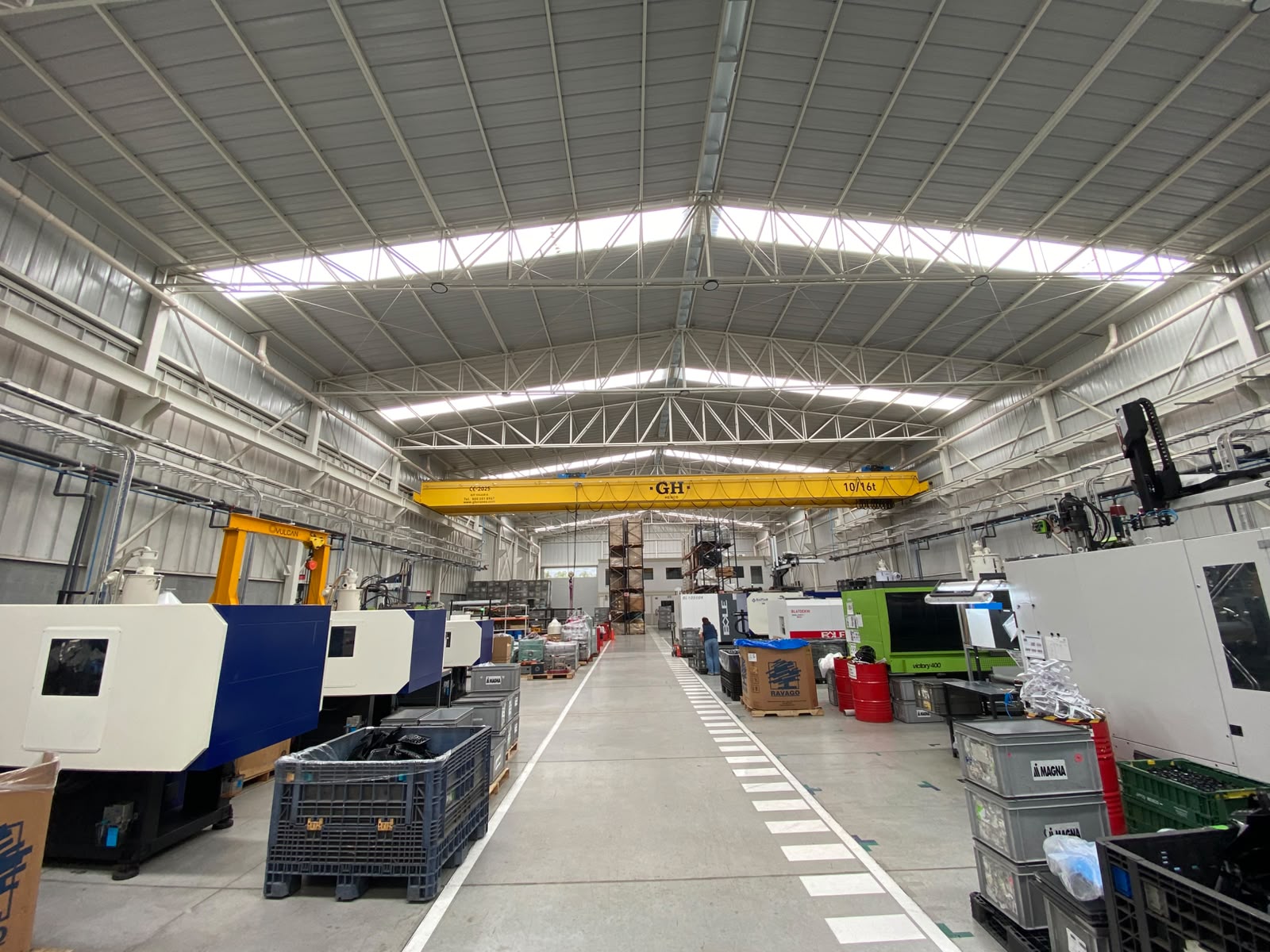 Vulcan production floor with plastic injection molding equipment in León, Guanajuato